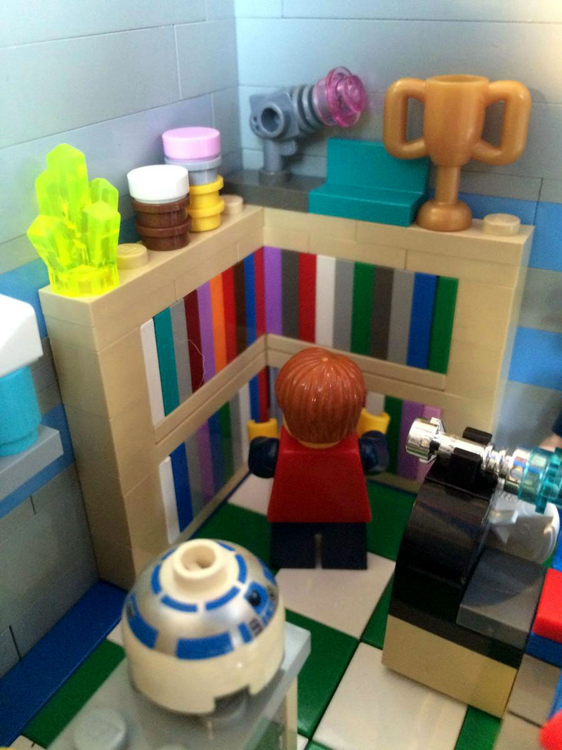 Illustration for article titled This Lego comic book store has a perfect place to live